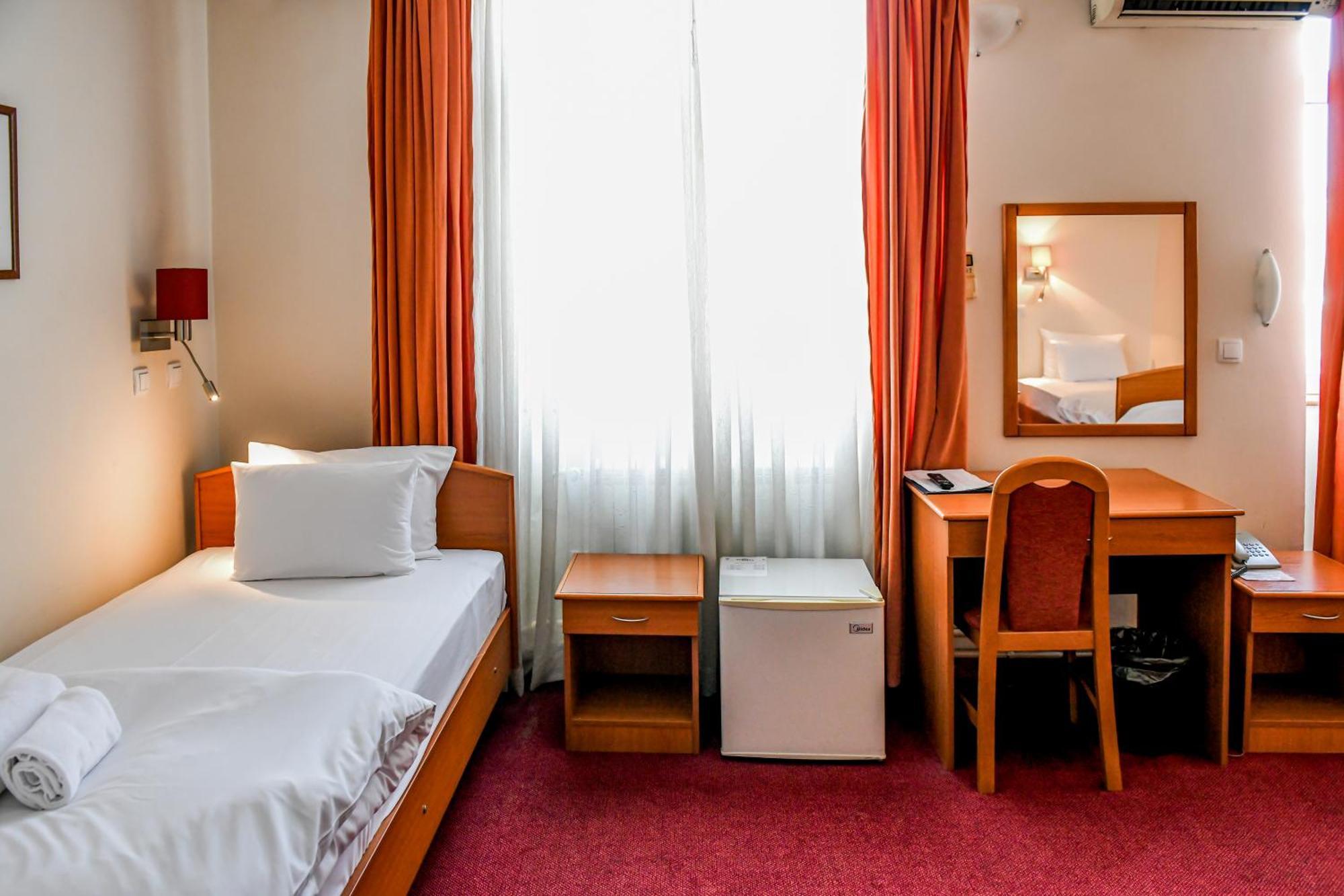 Hotel Fontana Bačka Palanka Extérieur photo